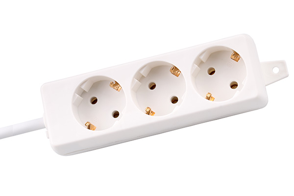 Tafeldoos 3 voudig randaarde wit + 5,0m snoer 3x1,5mm2 met lippen om vast te schroeven of op te hangen
